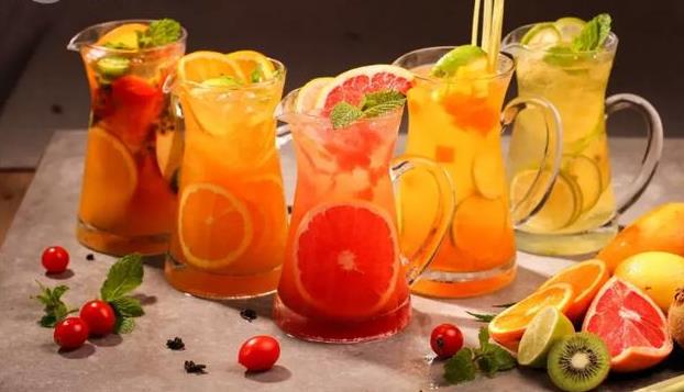 早期的水果茶大致的發(fā)展階段可以概括為：果味粉沖調(diào)、果醬加純茶底、果汁加純茶底、果醬加茶和少量鮮果。如今的水果茶是將某些水果或瓜果與茶一起制成飲品。水果的色彩鮮艷、味道清香、口感酸甜。這是消費(fèi)者對健康、天然產(chǎn)品注重而引發(fā)的結(jié)果。畢竟，健康、時(shí)尚、潮流才是我們喝水果茶的理由哇