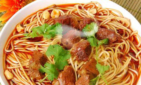 成都美食小吃擔(dān)擔(dān)面，鹵汁酥香，咸鮮微辣