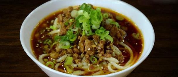 成都美食小吃擔(dān)擔(dān)面，鹵汁酥香，咸鮮微辣