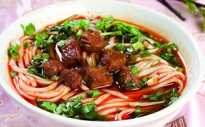 成都美食小吃擔(dān)擔(dān)面，鹵汁酥香，咸鮮微辣