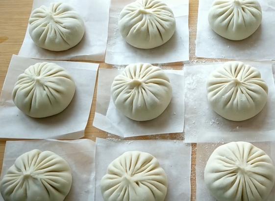 灌湯包的家常做法，皮薄勁道，湯汁豐盈，咬一口滿嘴留香