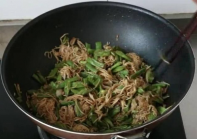 掛面不要水煮，這種做法，5分鐘出鍋，老人和小孩都喜歡吃！