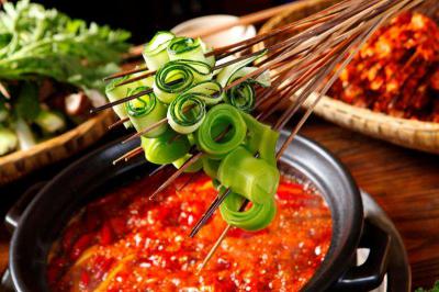 四川串串香技術(shù)做法哪里好？大廚現(xiàn)場帶您采購原材料