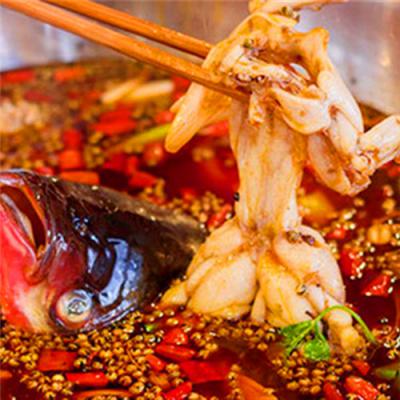 四川美蛙火鍋技能訓(xùn)練哪家好？師傅手把手教炒底料