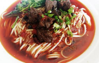 擔(dān)擔(dān)面食技術(shù)培訓(xùn)哪里好？教師現(xiàn)場(chǎng)教育