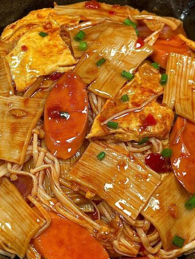 鐵板炒冷面技術(shù)培訓(xùn)哪里好？蜀味緣專業(yè)教學(xué)，助您輕松創(chuàng)業(yè)！