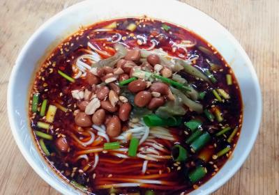 重慶小面技術(shù)培訓哪里比較好？蜀味緣小吃培訓學校深度解析