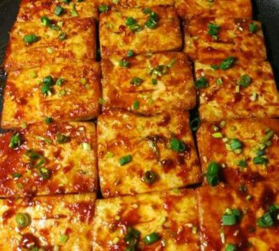 鐵板豆腐技術(shù)培訓(xùn)哪里學(xué)的好？蜀味緣培訓(xùn)學(xué)校專業(yè)解析